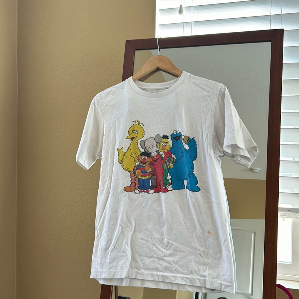 KAWS X SESAME STREET X UNIQLO Mens Small Short Sleeve Tee